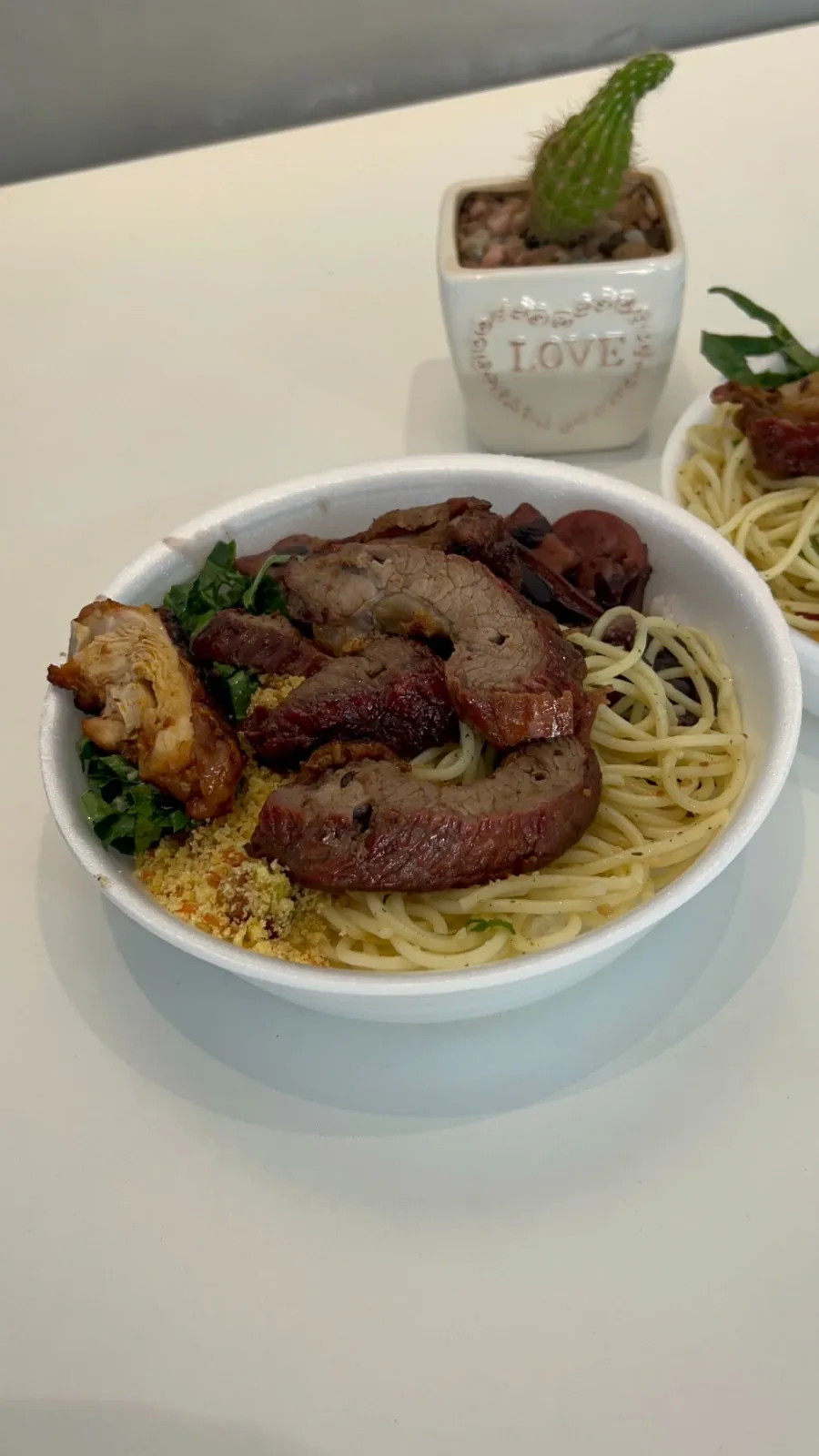 Marmita com carne assada, linguiça, macarrão e farofa